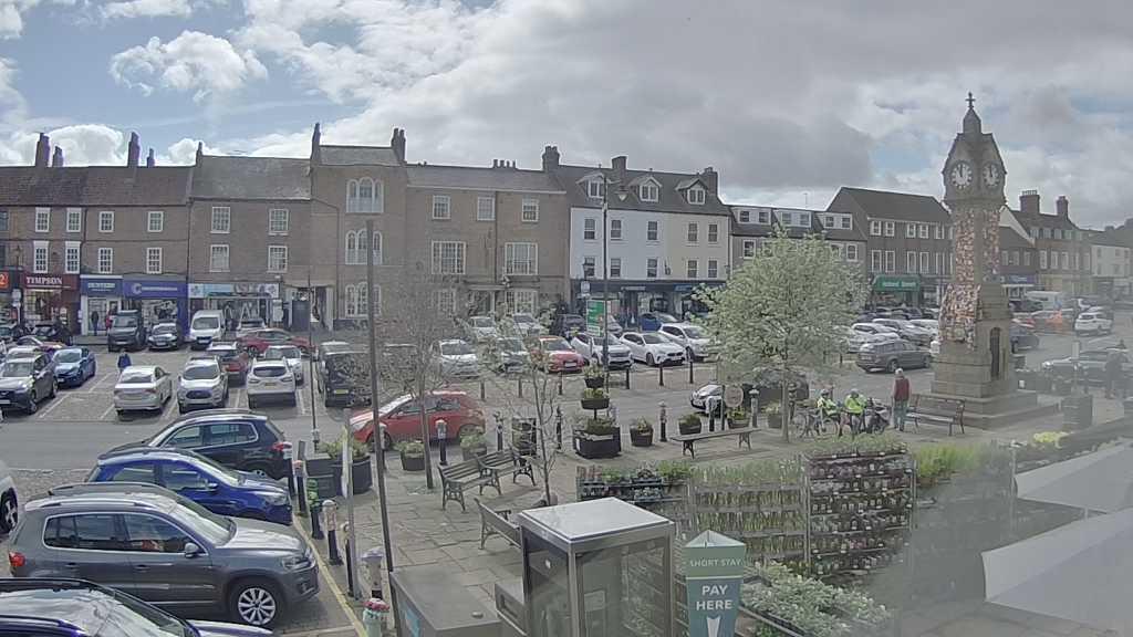 Thirsk webcam overlooking the Market Place