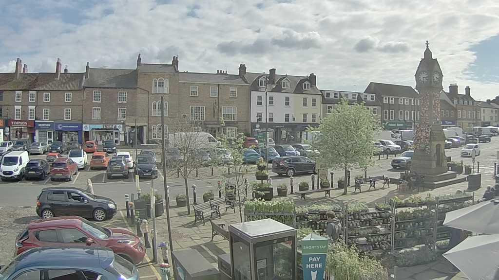 Thirsk webcam overlooking the Market Place
