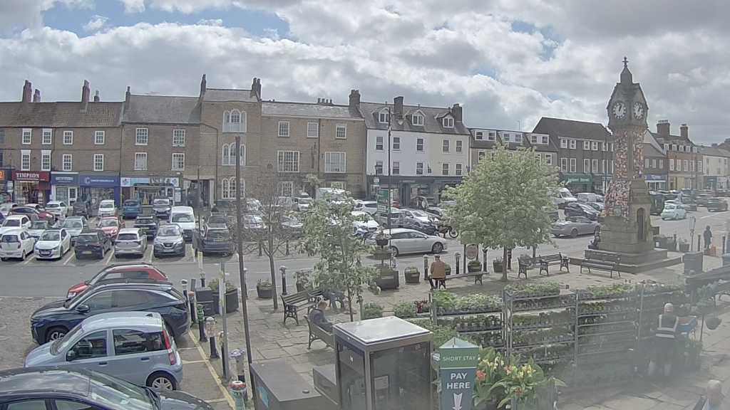 Thirsk webcam overlooking the Market Place