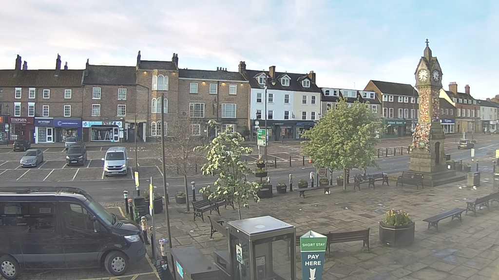 Thirsk webcam overlooking the Market Place