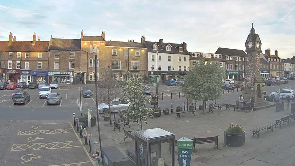 Thirsk webcam overlooking the Market Place