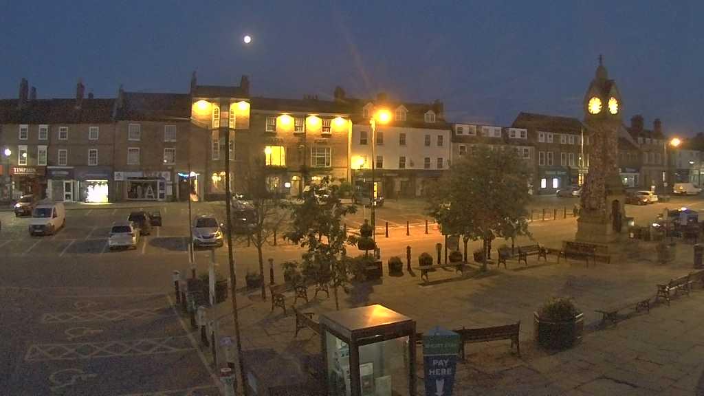 Thirsk webcam overlooking the Market Place