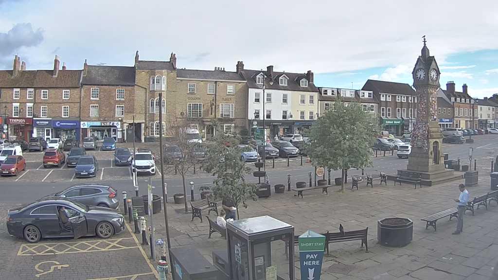 Thirsk webcam overlooking the Market Place