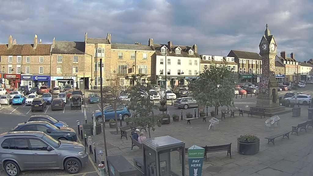 Thirsk webcam overlooking the Market Place