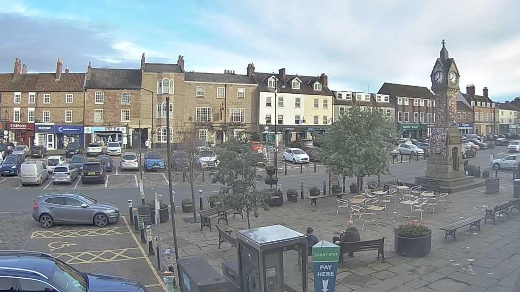 Thirsk webcam overlooking the Market Place