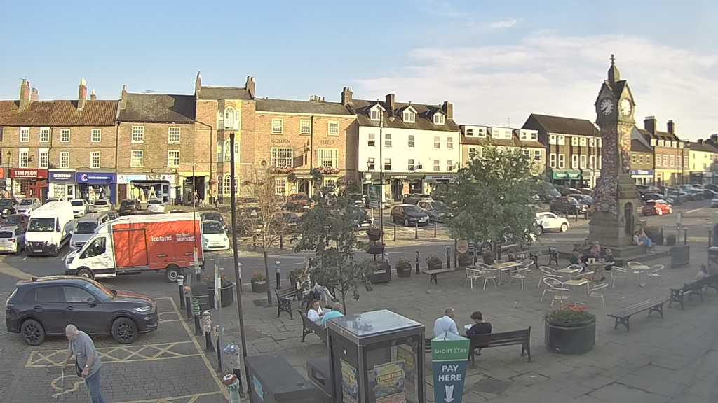 Thirsk webcam overlooking the Market Place