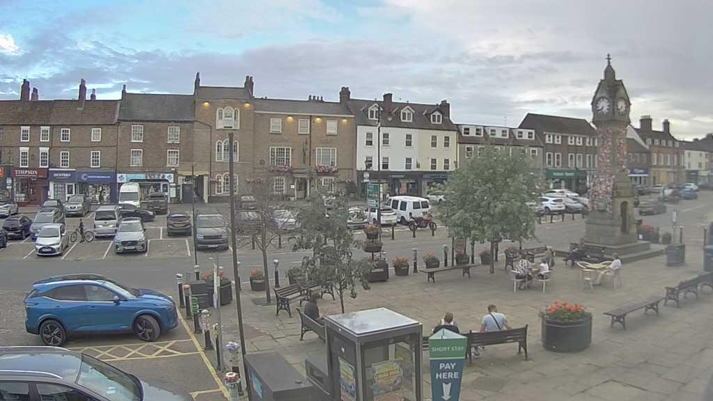 Thirsk webcam overlooking the Market Place