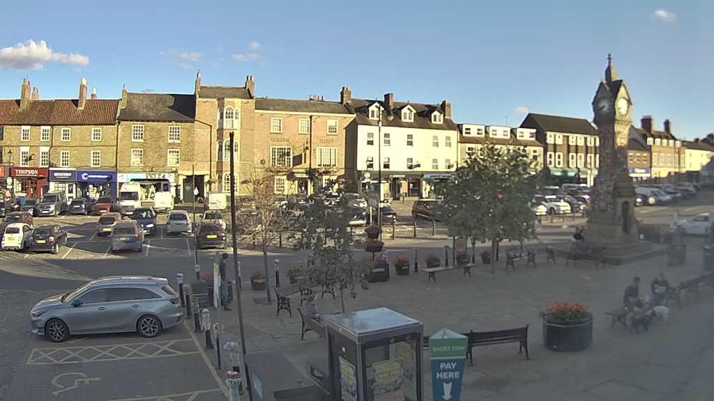 Thirsk webcam overlooking the Market Place